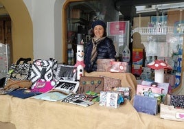 Puesto de manualidades de la artesana local Raquel Moreno.