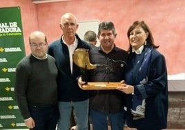 Pedro María Calero con la 'bota de oro', flanqueado por Jorge Hernández, Rufo Sánchez y Montserrat López.