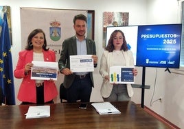 Montserrat López, Luis Miguel Núñez y Sara García durante la presentación de las cuentas.
