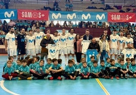 Los niños posando con el Movistar FS, profesores, técnicos, el alcalde y concejala.