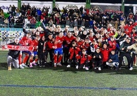 Los jugadores, técnicos, directivos y aficionados celebran el triunfo logrado en Navalmoral.