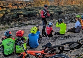 Daniel Jiménez departiendo en una salida con los alumnos de la escuela ciclista.