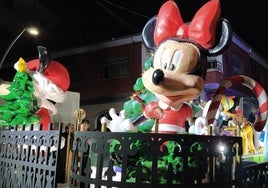 Desfile de la carroza Disney con sus personajes por las calles jaraiceñas.