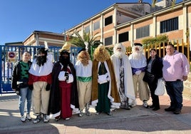 Los Reyes Magos recibidos, este viernes, en la puerta del colegio Gregoria Collado.