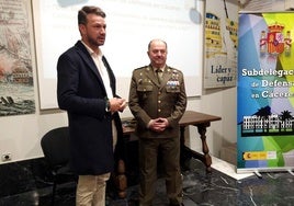 El alcalde y subdelegado de Defensa durante la inauguración de la exposición.