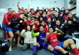 Jugadores, tecnicos, directivos y aficionados celebran la victoria ante el Villafranca, el liderato y haberse proclamarse campeones de invierno.