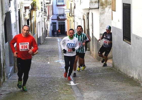 Corredores de la San Silvestre Jaraiceña por la calle Pedreros.