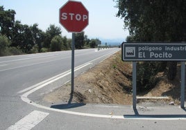 Acceso al polígono industrial desde la carretera EX-392.