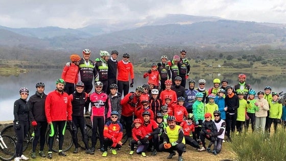 La Ruta Ciclista de Reyes recauda 120 kilos de alimentos para Cáritas