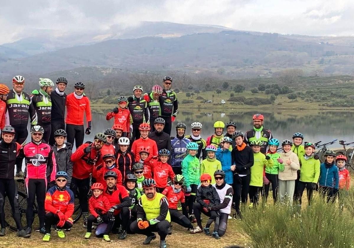 Los ciclistas realizaron un alto en el camino en el embalse.