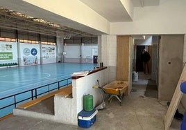 Obras para mejorar los aseos y la accesibilidad en el pabellón de deportes.