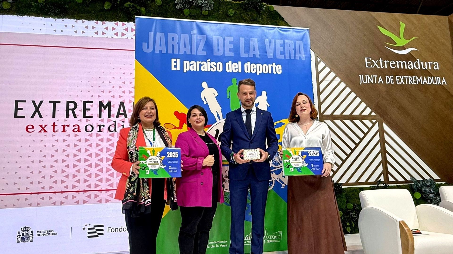 Montserrat López, Cintia Gómez, Luis Miguel Núñez y Sara García presentando la candidatura de 'Villa Europea del Deporte 2026' en Fitur