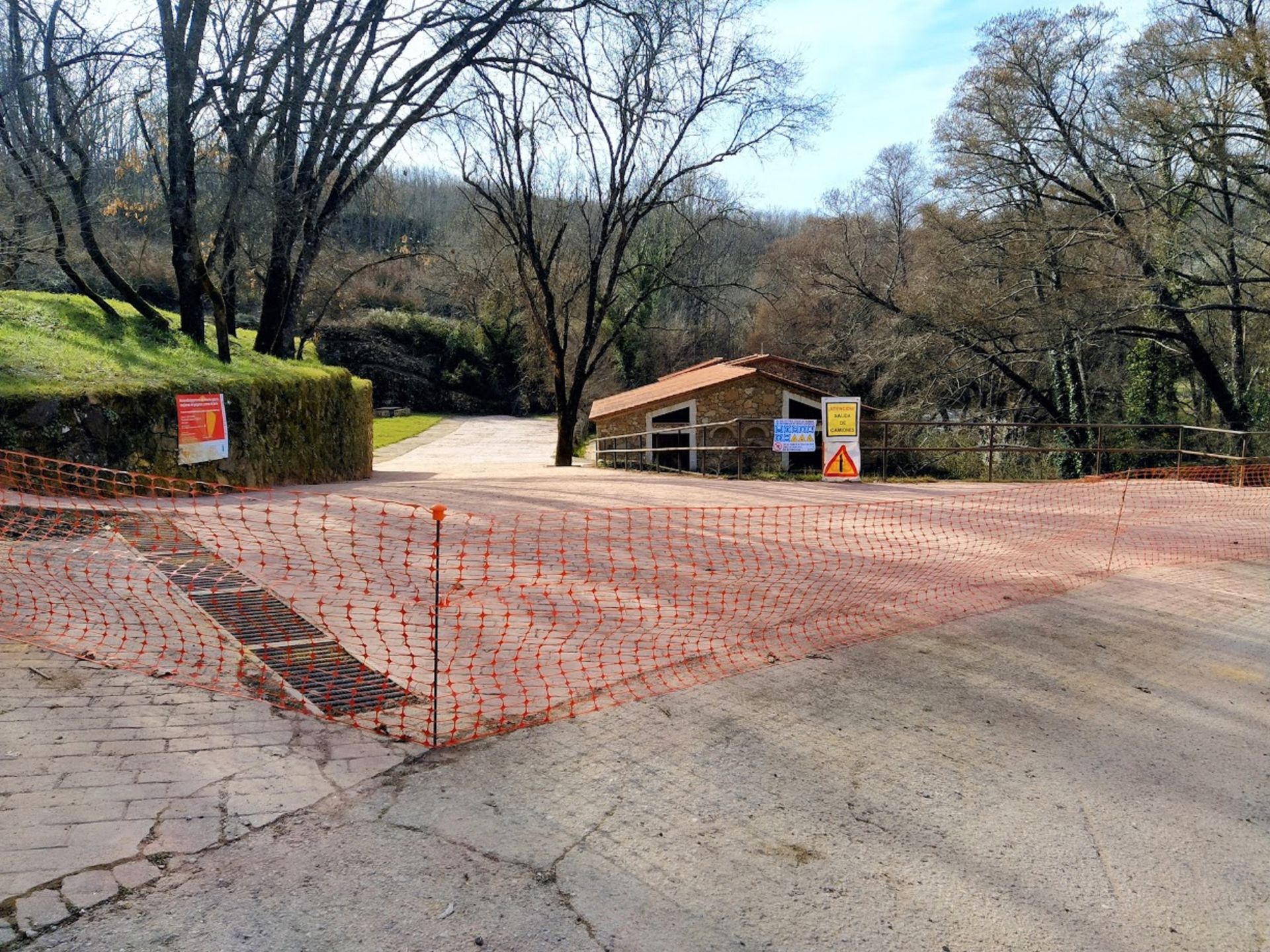 Zona pavimentada en el complejo turístico del Lago.