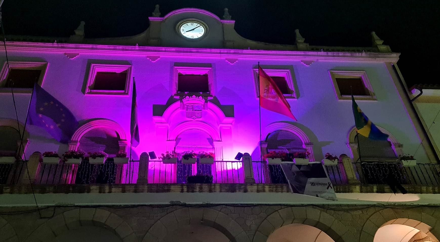 Fachada de la Casa Consistorial jaraiceña iluminada de color morado.