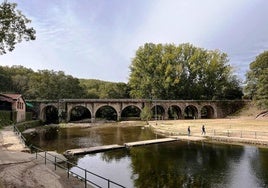 Restaurante junto a la piscina natural del Lago.