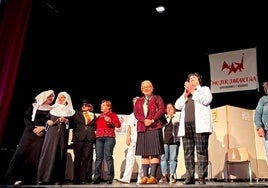 Mujer Jaraiceña representa 'La edad del pavosaurio'