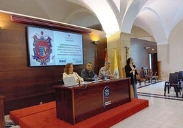 La diputada Elisabeth Martín y el obispo de Plasencia, Ernesto Brotón, durante el taller, participativo celebrado en Plasencia.