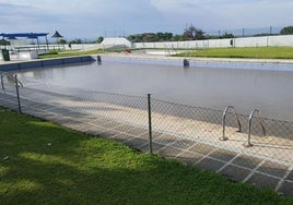 Piscina mediana del polideportivo municiapal.