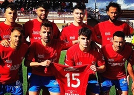 Los pimentoneros posando con la camiseta de Bruno.
