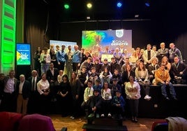 Los premiados con las autoridades al término de la gala.