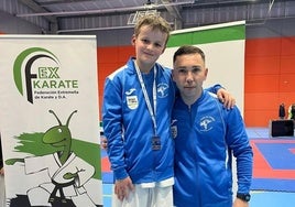 Nicolás Venturas Villanueva luciendo la medalla junto a su preparador Moi Castillo.