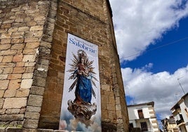 Colgadura de gran tamaño colocada en el ábside exterior del templo.
