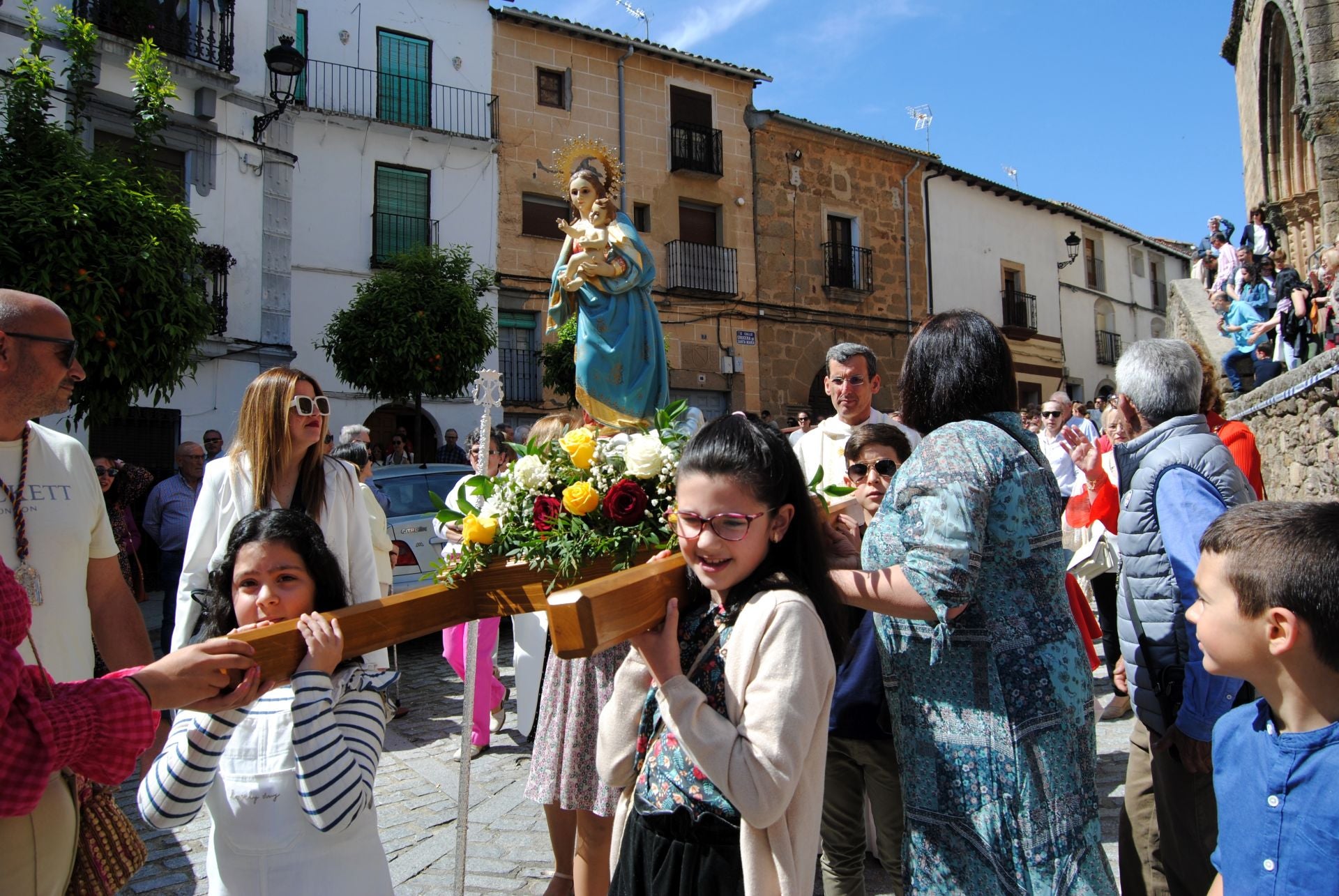 Los niños estrenan estandarte de la Virgen del Salobrar