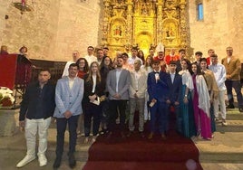 Los confirmados con el obispo placentino, sacerdotes y catequistas.