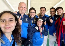 Los medallistas inclusivos con los monitores y el veterano karateca de Isidoro Castillo, impulsor de este deporte en Jaraíz y la comarca.