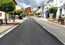 Una de las márgenes ya asfaltada de la avenida del Salobrar o travesía.