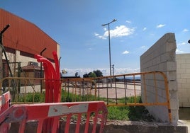 Cables y centro de transformación en el muro del polideportivo.