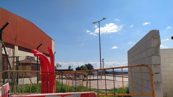 Soterradas las líneas eléctricas aéreas del polideportivo