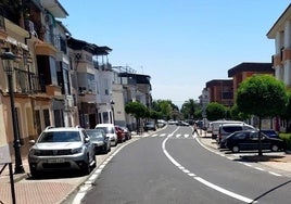 La avenida del Salobrar con el nuevo asfalto y marcas viales.