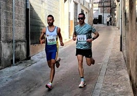 Atletas corriendo por las calles jaraiceñas en otra edición anterior.