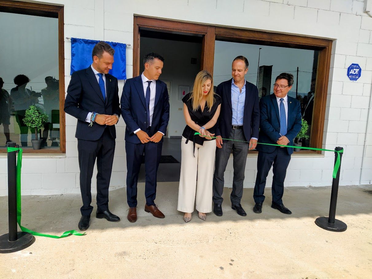 La presidenta de la Junta inaugura la nueva fábrica de la Casa de las Carcasas