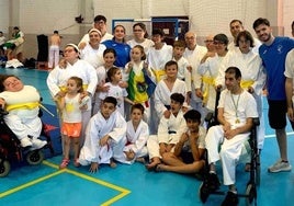 Varios de los medallistas en Promoción de Primavera con los parakaratecas.