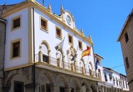 Ayuntamiento de Jaraíz, uno de los municipios intermedios de la provincia.