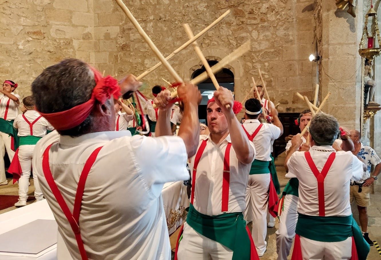 Los bailaores en la iglesia de San Miguel ejecutando una pieza de la danza de los palitroques.