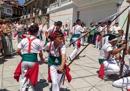 Los bailadores infantiles por un lado y los adultos por otro, trenzando sendos cordones.