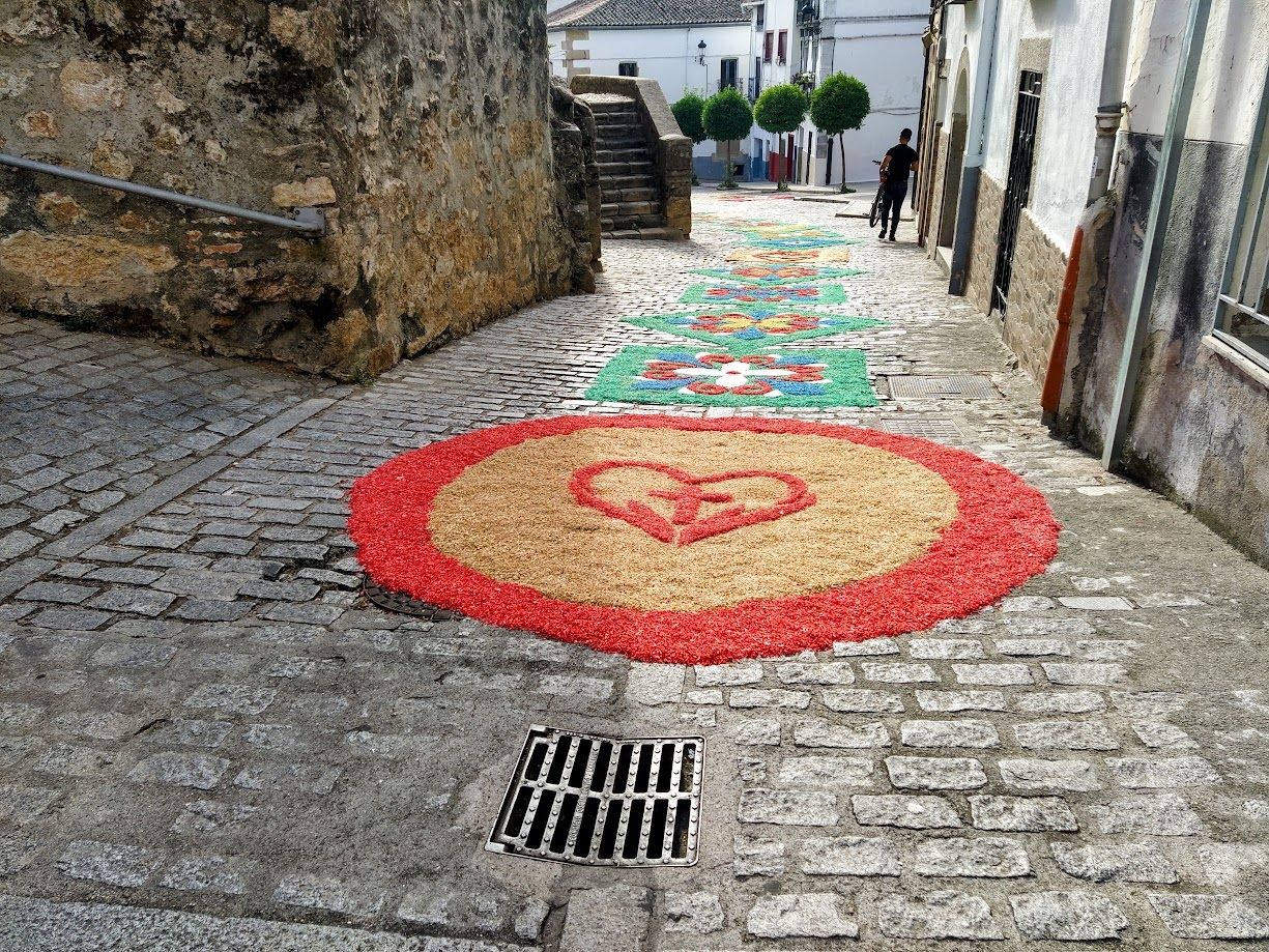 La Crucera de Santa María alfombrada para la procesión del Corpus.
