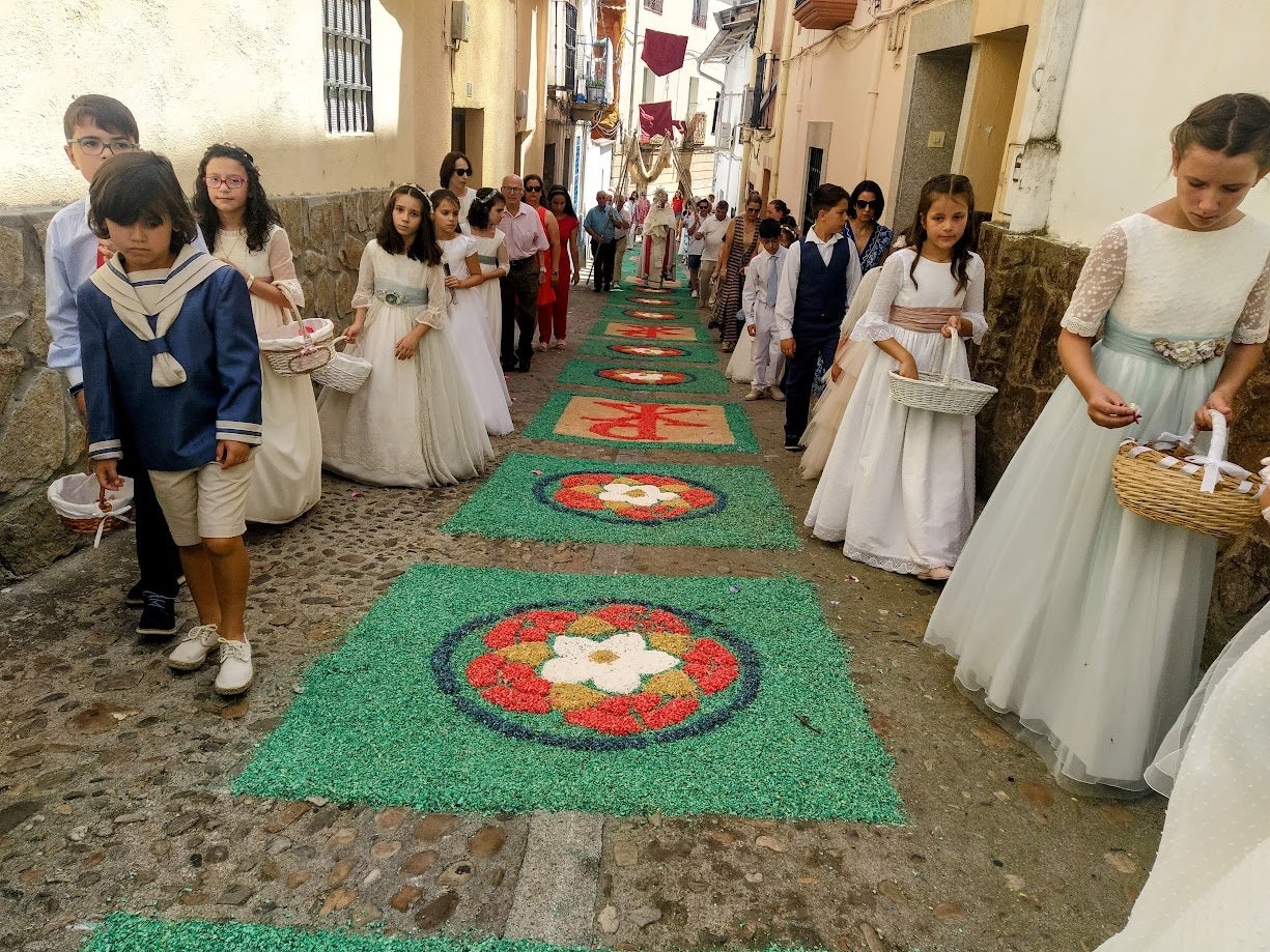 El cortejo por la calle del Agua.