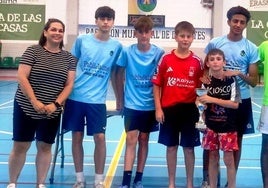 La concejala de Deportes, Cintia Gómez, durante la entrega de los trofeos a los equipos ganadores y subcampeones.