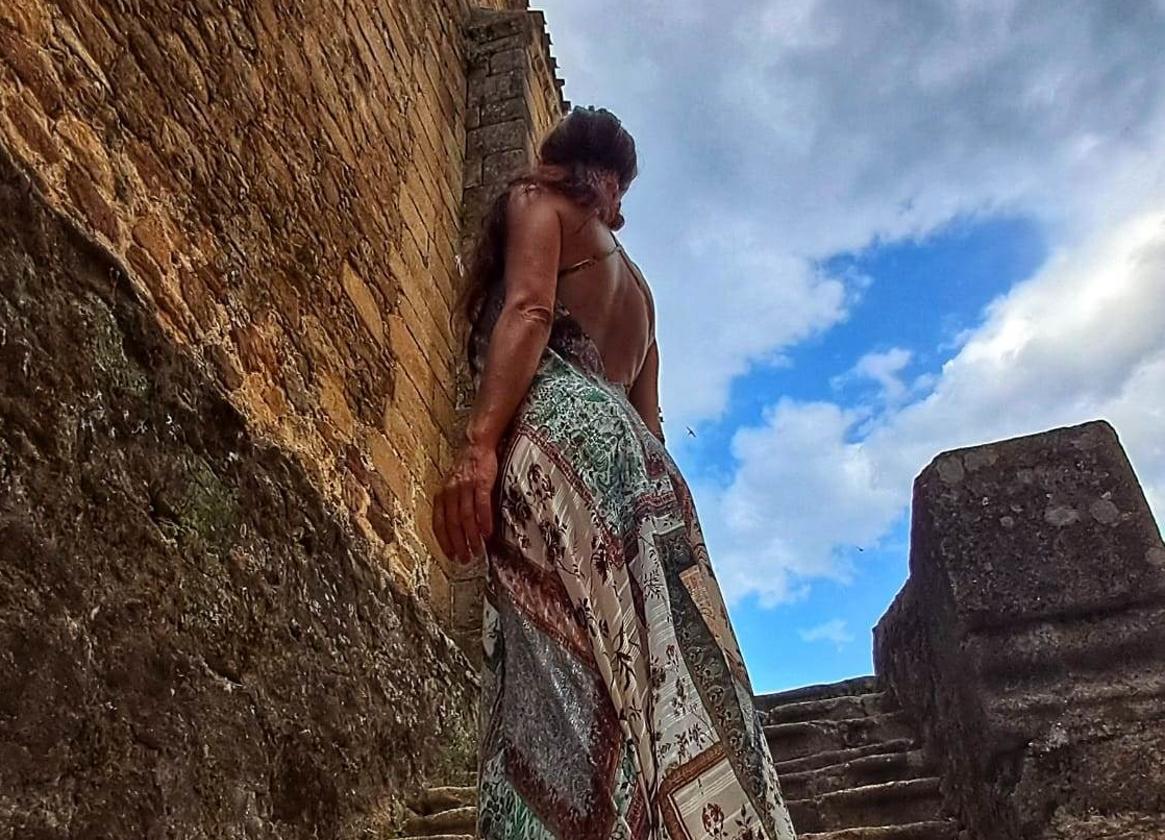 Eva Jabón subiendo las escalinatas de la portada del mediodía de la iglesia de Santa María de Jaraíz de la Vera.