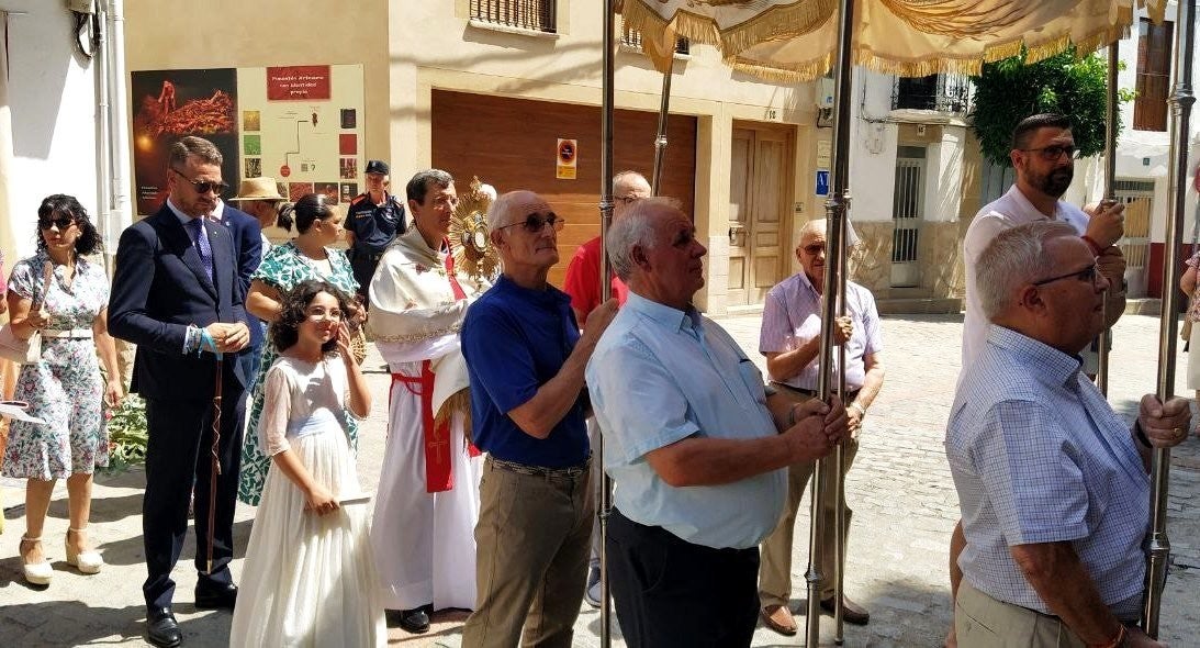 La procesión recogiéndose en la iglesia de San Miguel.