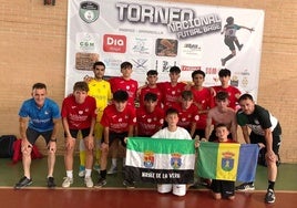 Luismi Paniagua y Marcial flanqueando al equipo con las banderas extremeña y jaraiceña.