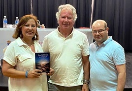 Montserrat López con el libro junto al autor, Ángel García, y Jorge Hernández.