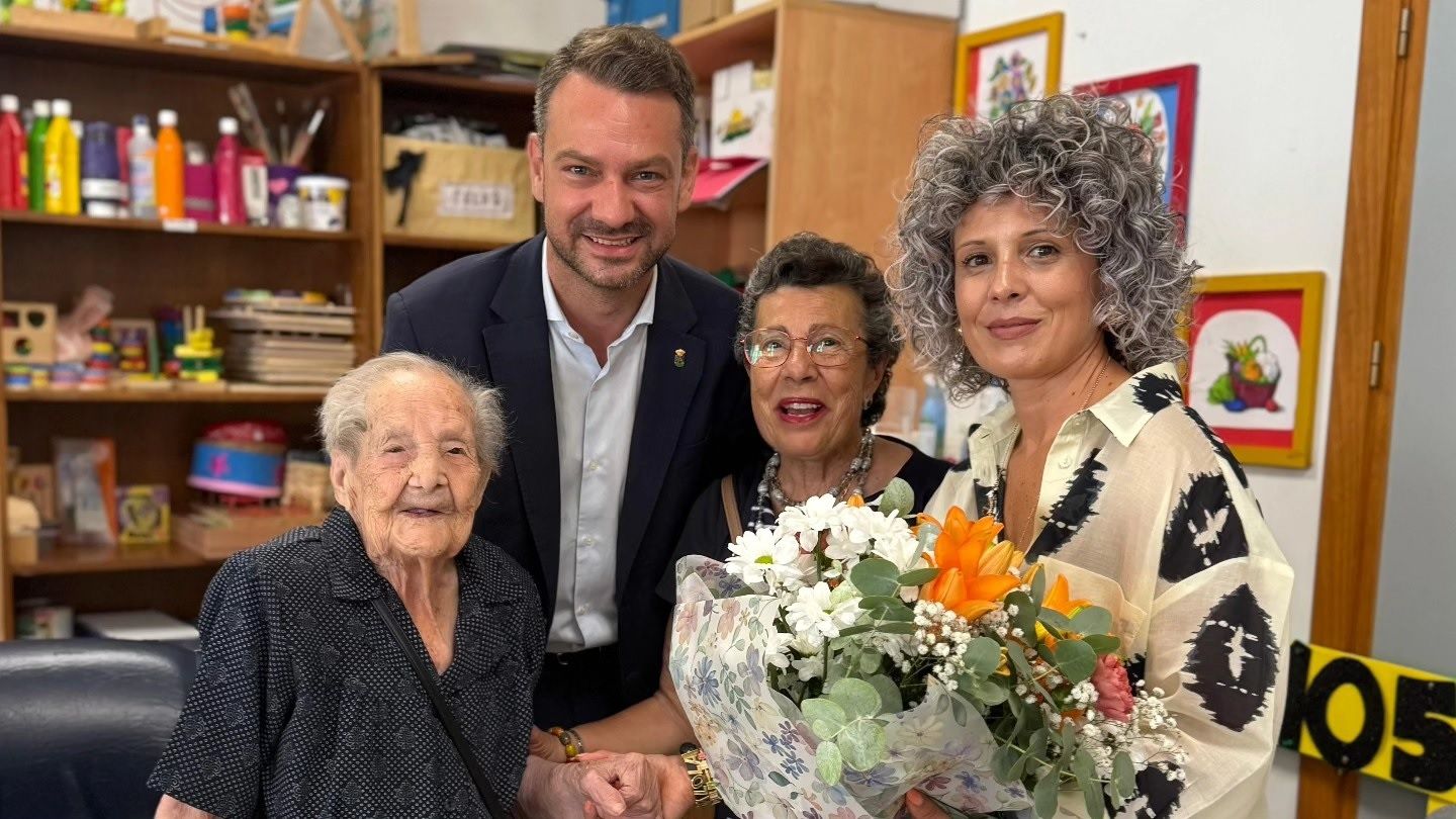 El alcalde y la concejala durante la entregan del ramo de flores.