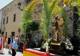 La procesión llegando a la iglesia de San Miguel.