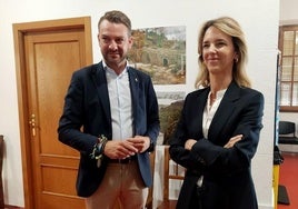 Luis Miguel Núñez y Cayetana Álvarez departiendo con los medios locales.