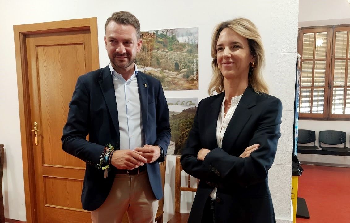 Luis Miguel Núñez y Cayetana Álvarez departiendo con los medios locales.